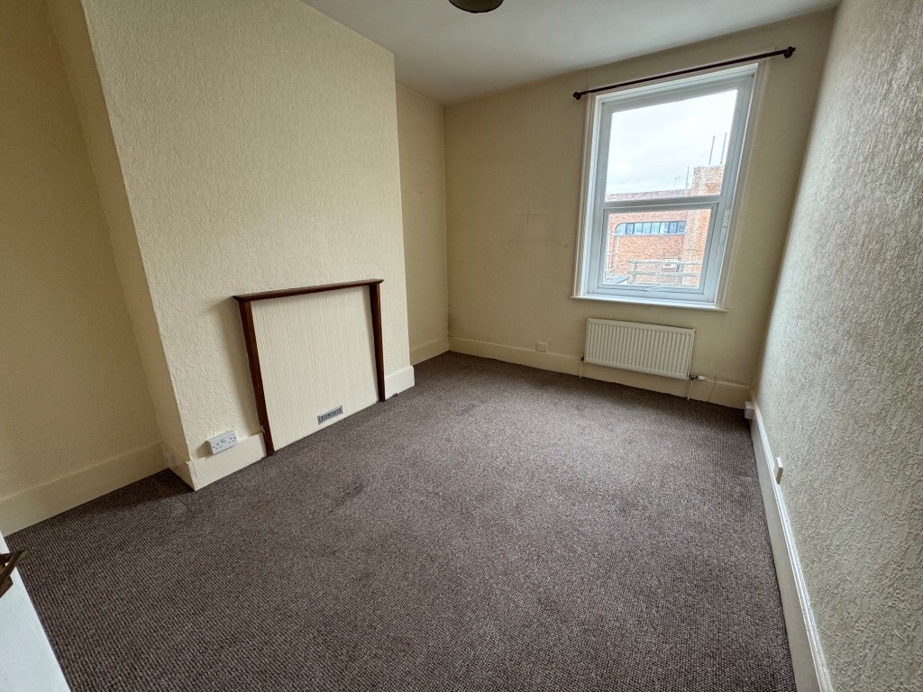 Lot: 33 - FREEHOLD VACANT SHOP, VACANT TWO-BEDROOM FLAT PLUS TWO-BEDROOM INVESTMENT FLAT IN PRIME LOCATION - Flat A - bedroom 1